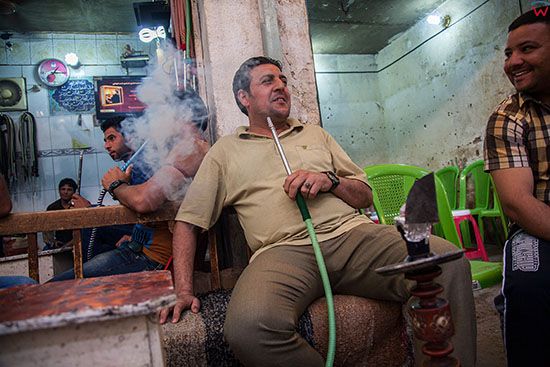 Irak, Al Hilla (Hillah). Targowisko i manufaktura w centrum miasta. Zycie mieszkancow miasta zarejestrowane w trakcie ich codzennych czynnosci, w czasie wolnym mezczyzni pala fajke wodna tzw. szisza.